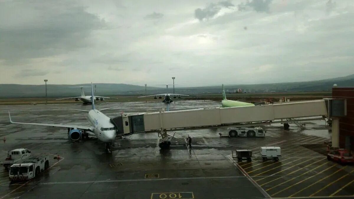 Ульяновск казань самолет. Боинг 737 в аэропорту казани. самолет на аэродроме. посадка самолета. самолет приземляется.