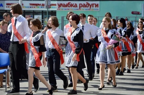 Гбоу рпмг. Выступление первоклассников на последнем звонке. С последним звонком родителям выпускника. РПМГ 1 фото школы.