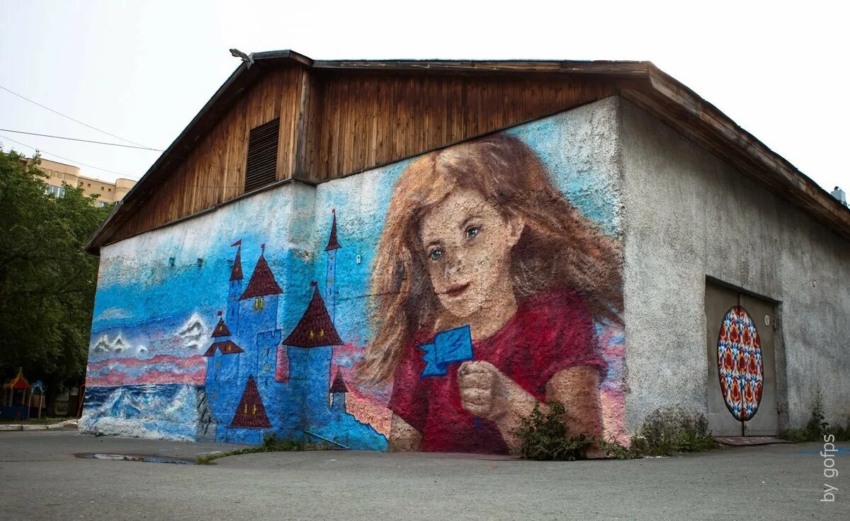 Стрит арт нижний новгород. Уличное искусство стрит арт. Мурал минск. Странные граффити. Фреска на фасаде дома.