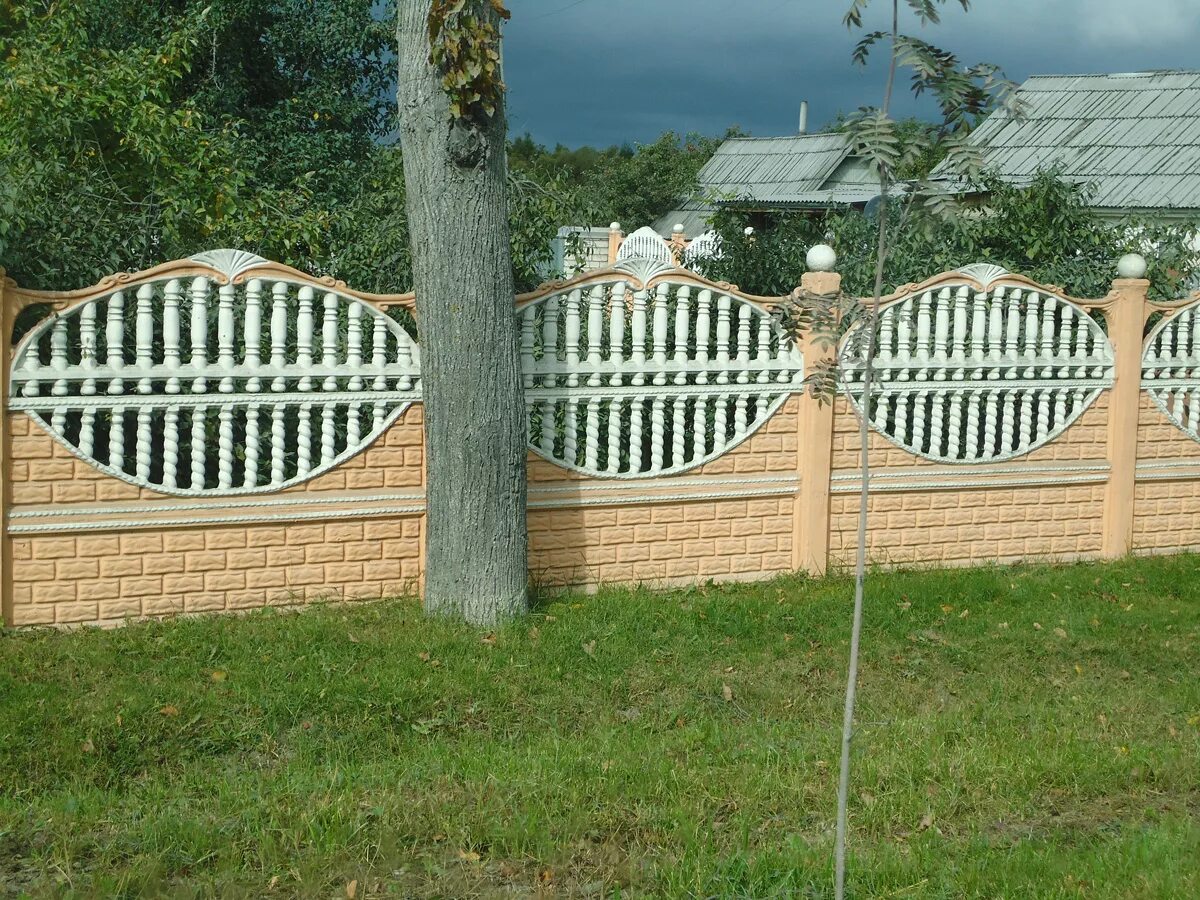 евроштакетник шахматка 7024. евроштакетник ral7024 с кирпичными столбами. забор профлист калитка евроштакет. заборы в брянске. забор евроштакетник под дерево.