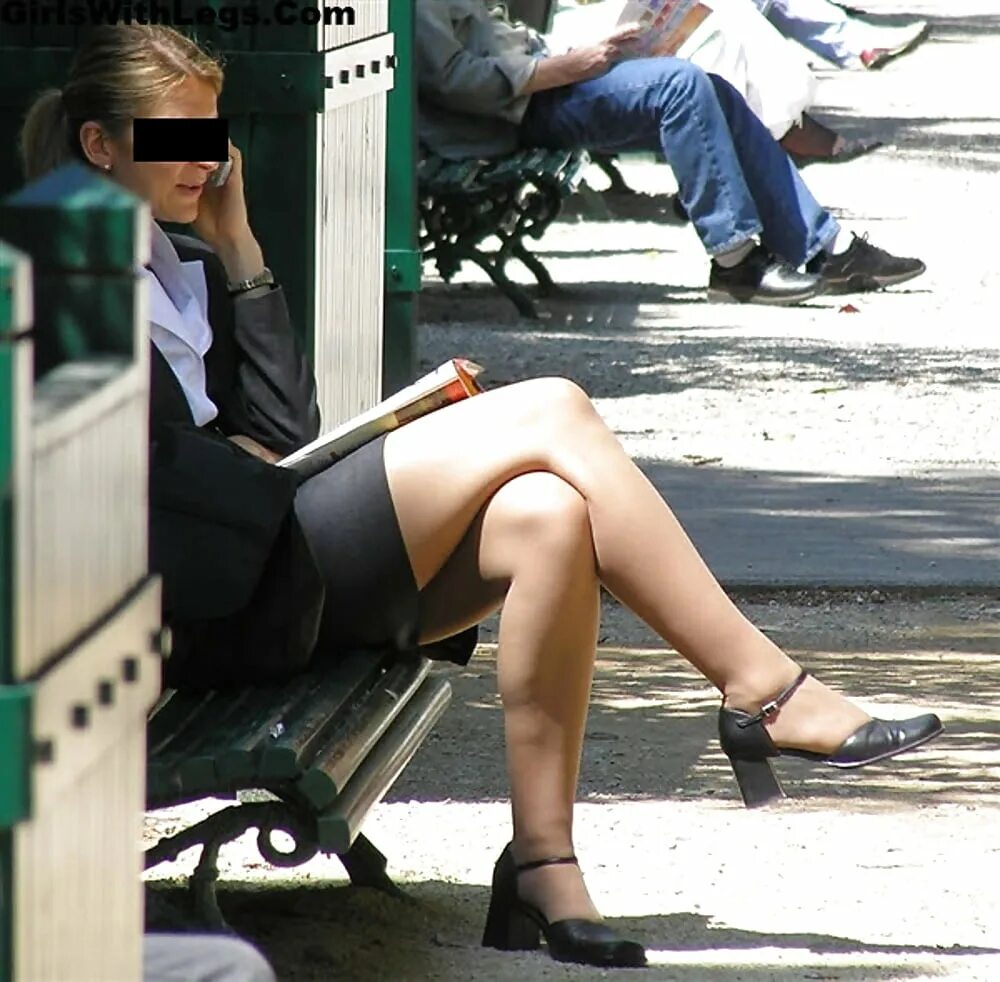 Извращенцы вуайеристы. Вуайерист это кто простыми словами. Street candid чулки. Девушки подглядывание. Маньяк в плаще.
