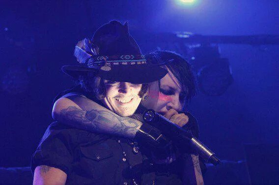 Мэнсон и депп. Marilyn manson johnny depp. мэрилин мэнсон и джонни депп. группа marilyn manson и джонни депп.
