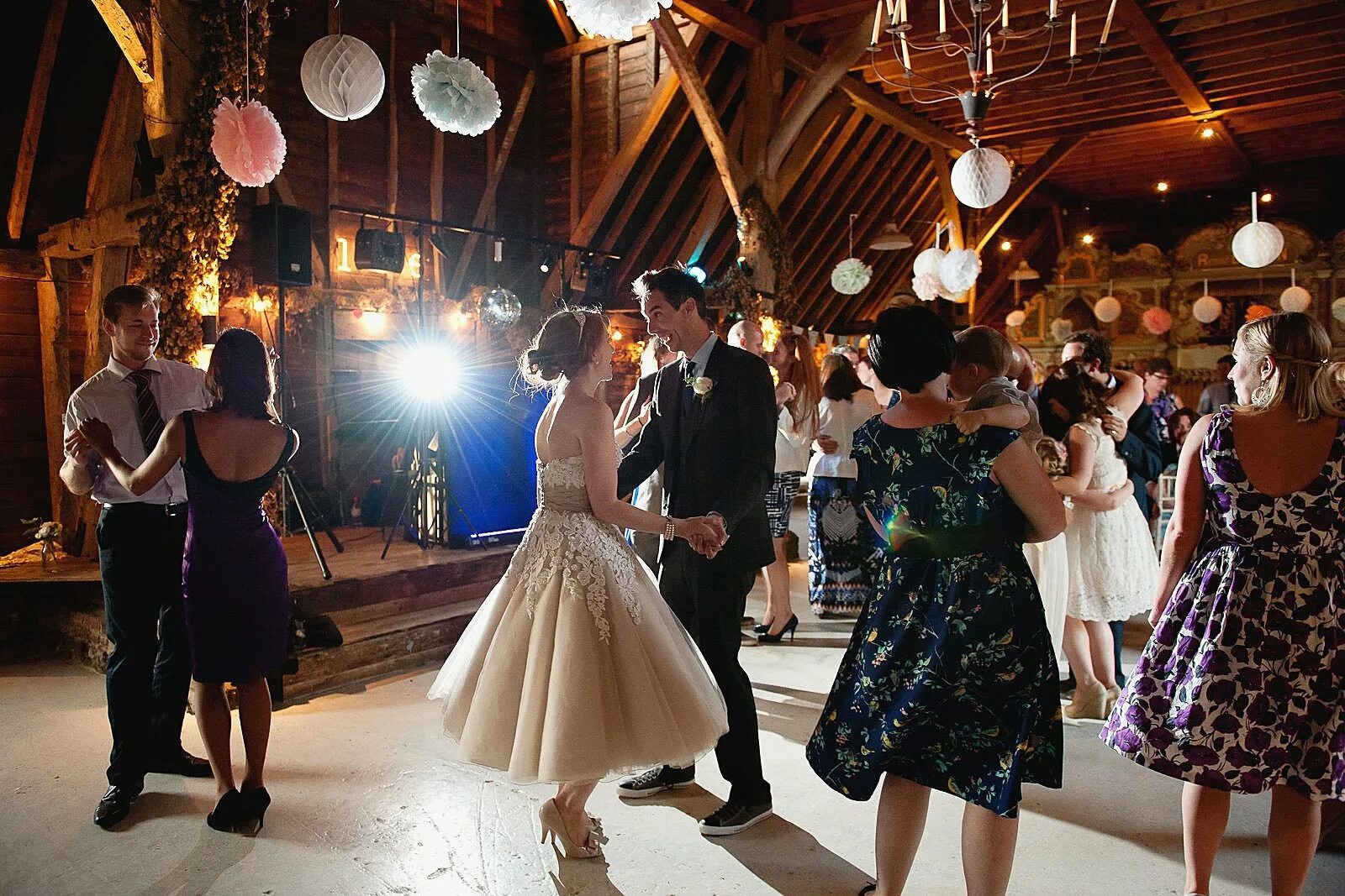 Свадьба где танцуют. Танцы на свадьбе. Свадебные танцы гостей. Танцы в ресторане. Гости танцуют на свадьбе.