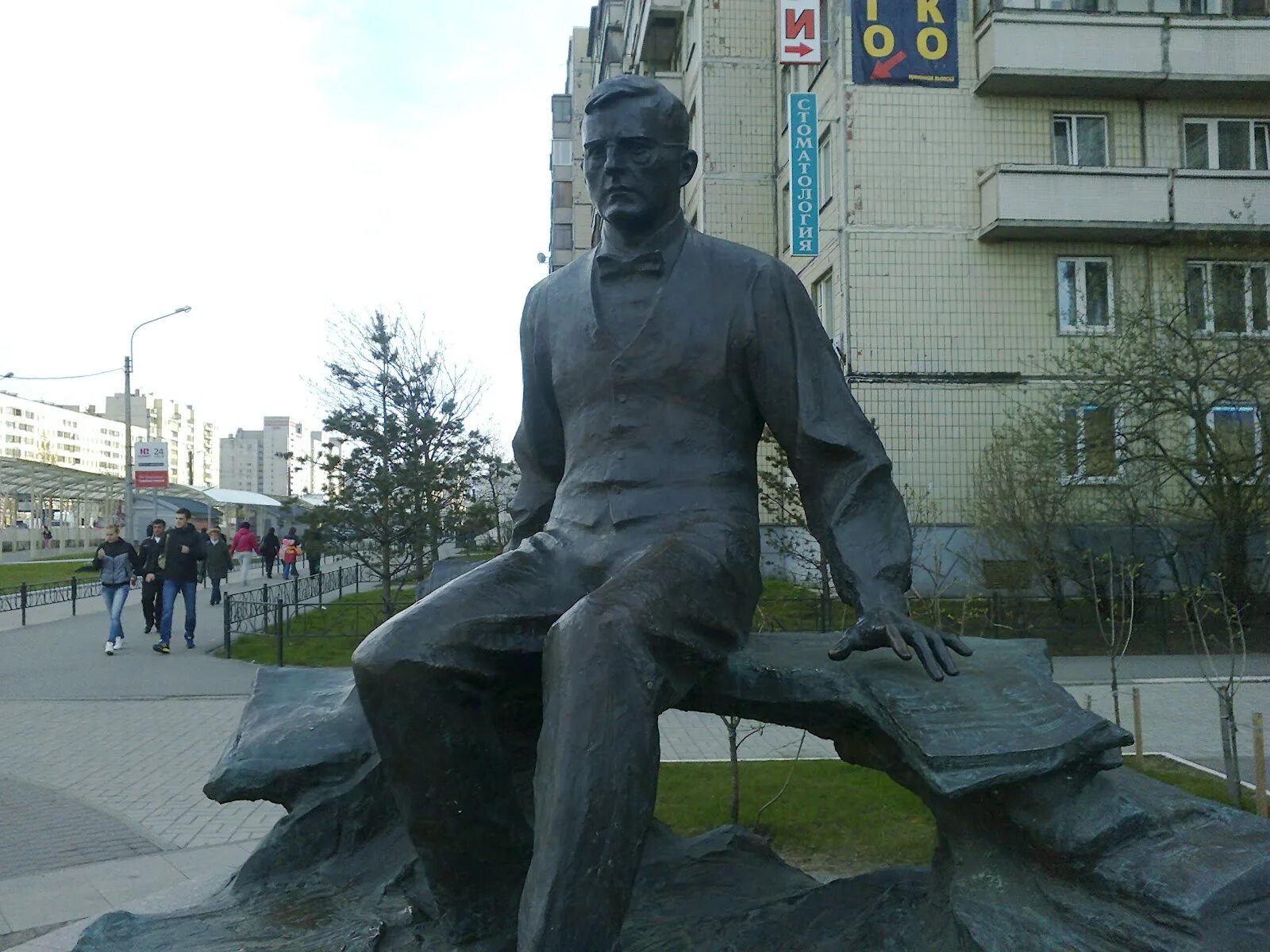 Памятник шостаковичу в санкт петербурге. Памятник дмитрию шостаковичу в санкт-петербурге. памятник шостаковичу спб. памятник шостаковичу в москве.