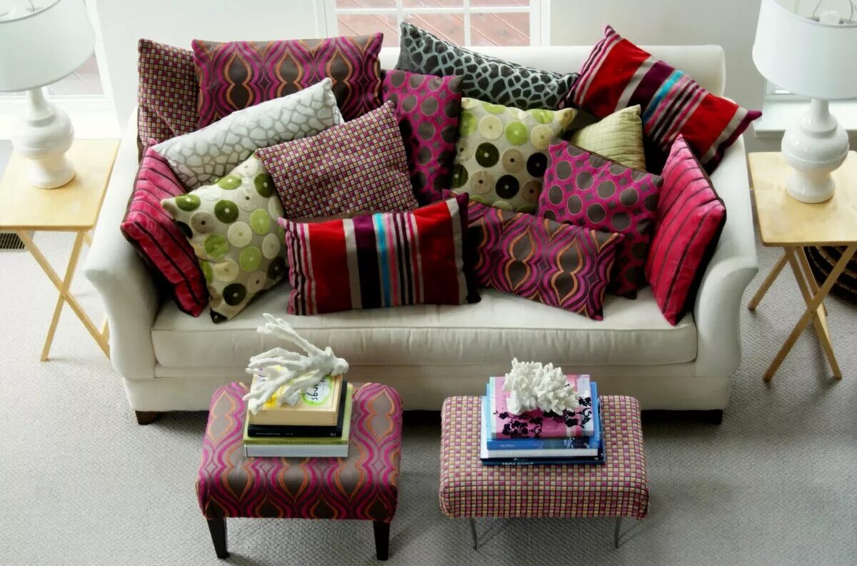 Подушки на диван фото. Дизайнерские подушки. Декоративные подушки в интерьере. Диванные подушки в интерьере. Декоративные подушки на диван в интерьере.