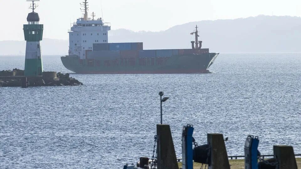 Затонувшие корабли в баренцевом море. Остров бейнбридж. Крушение танкера маврикий. Остров бейнбридж. Побережье суды.