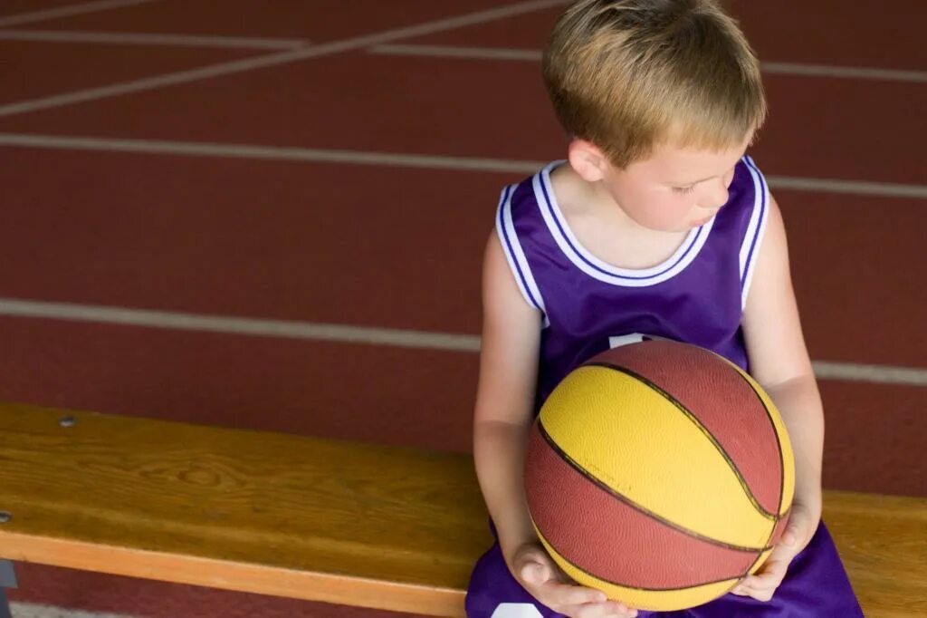 Дети на физкультуре плачут. Зачем ходить на физру. Мемы про прогул физры. Я на физре. Школьник устал на физре.