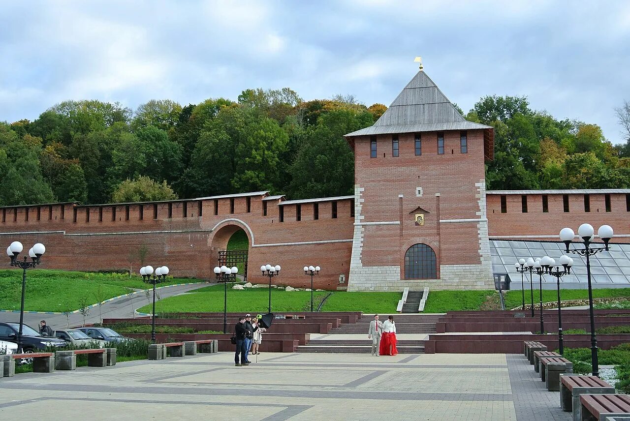 Какой кремль в нижнем новгороде. Зачатская башня нижегородском кремле. кремлевская стена нижний новгород. каменный кремль в нижнем новгороде. зачатьевская башня нижегородский кремль 1990.