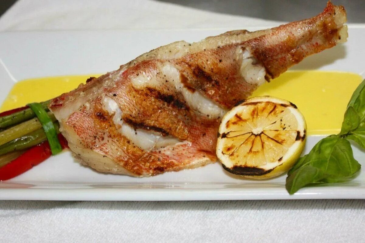 Филе морского окуня на сковороде. Морской окунь жаркнный. Морской окунь на сковороде. Жареный окунь на сковороде морской красный. Морской окунь жареный в духовке.