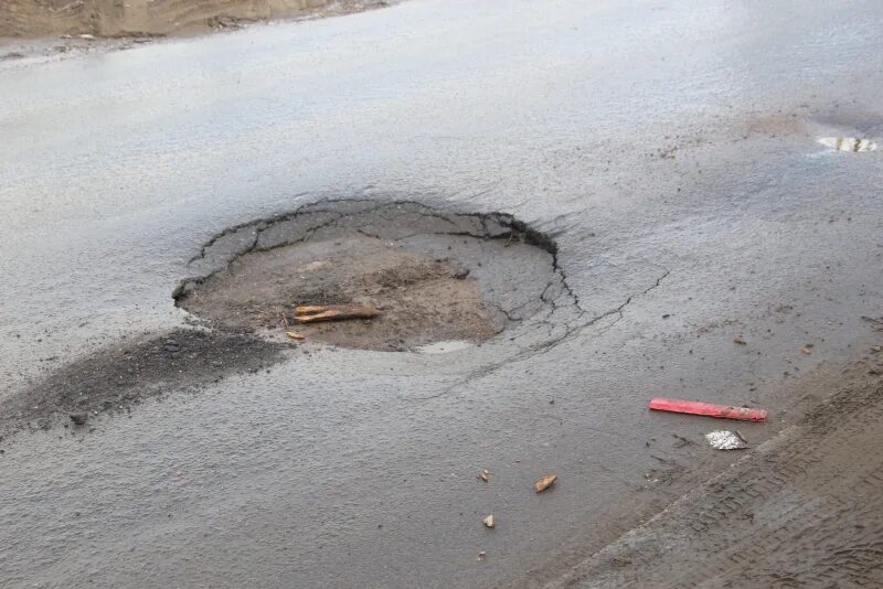 Огромная дыра в земле. Провалиться сквозь землю. Провалиться сквозь землю фразеологизм. Как сквозь землю провалился. Как сквозь землю провалился фразеологизм.