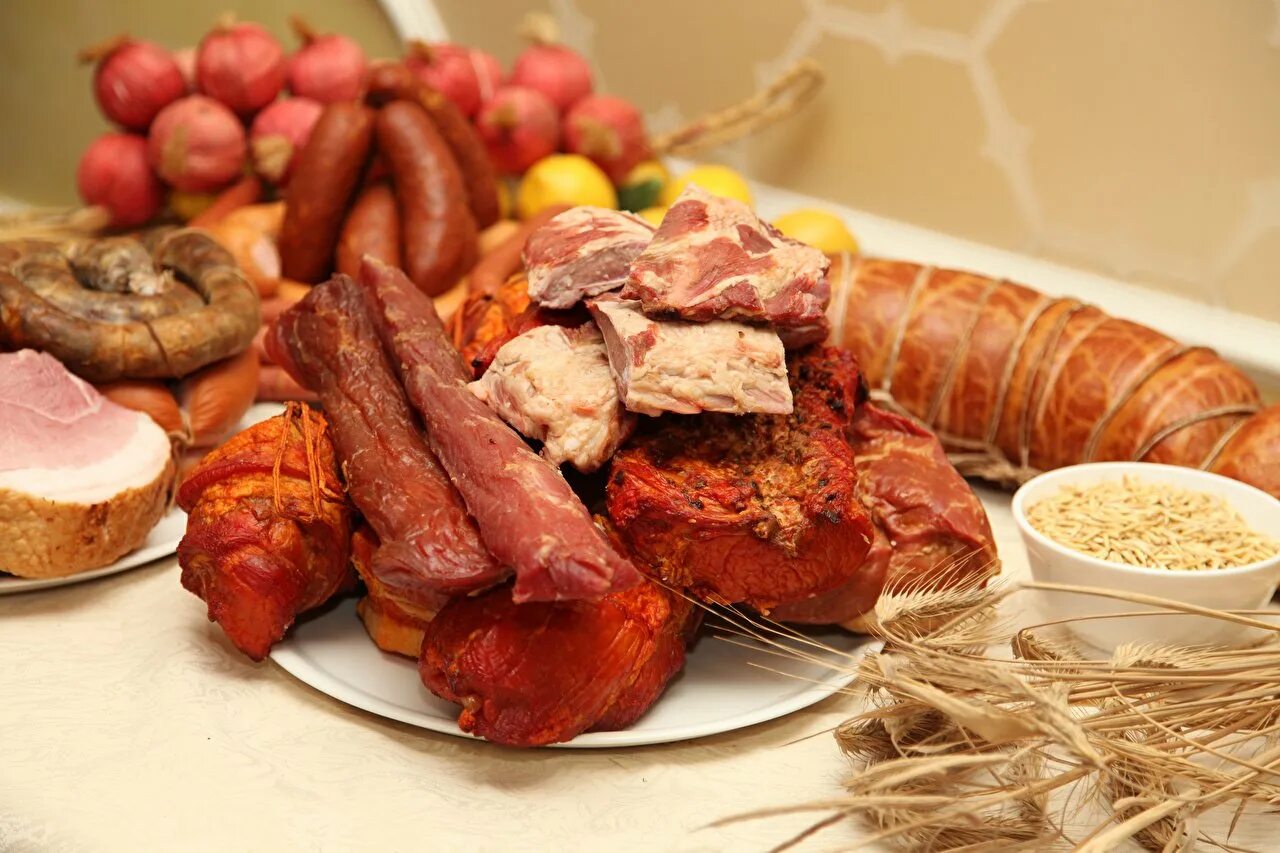 Блюда из мяса продукты. Мясные продукты. колбасы и копчености. мясные и колбасные изделия. деликатесы и копчености.