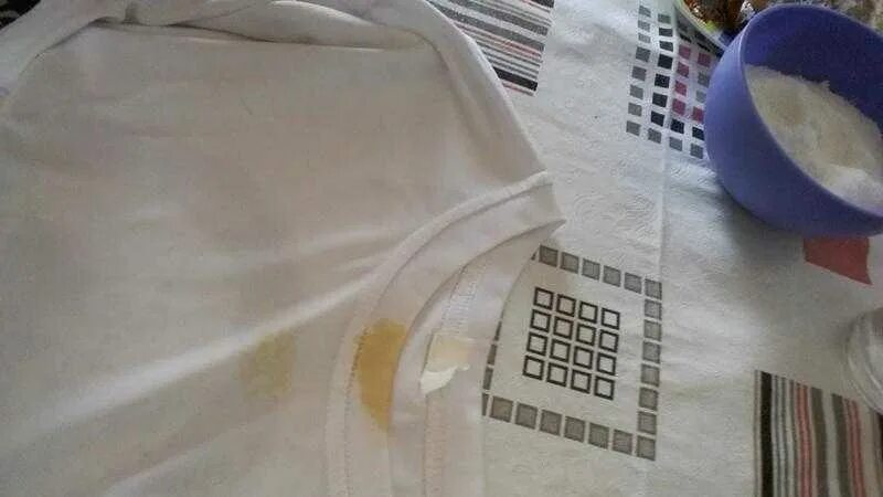Ткань с желтыми пятнами. Пятно на белой футболке. Желтые пятна на футболке. Пятно на футболке вывести.
