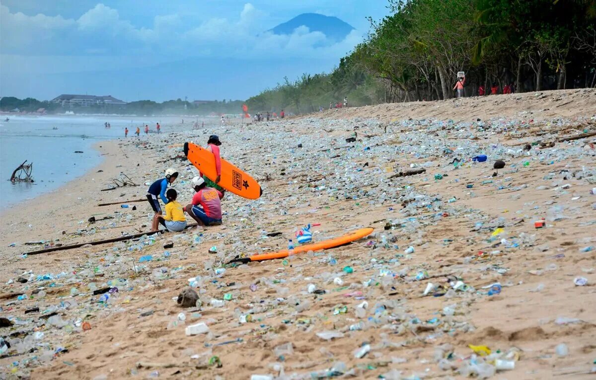 Приливы бали. Пляж Кута Бали. Бали мусор на пляже Кута. Мусор на пляжах Бали. Мусорная свалка.