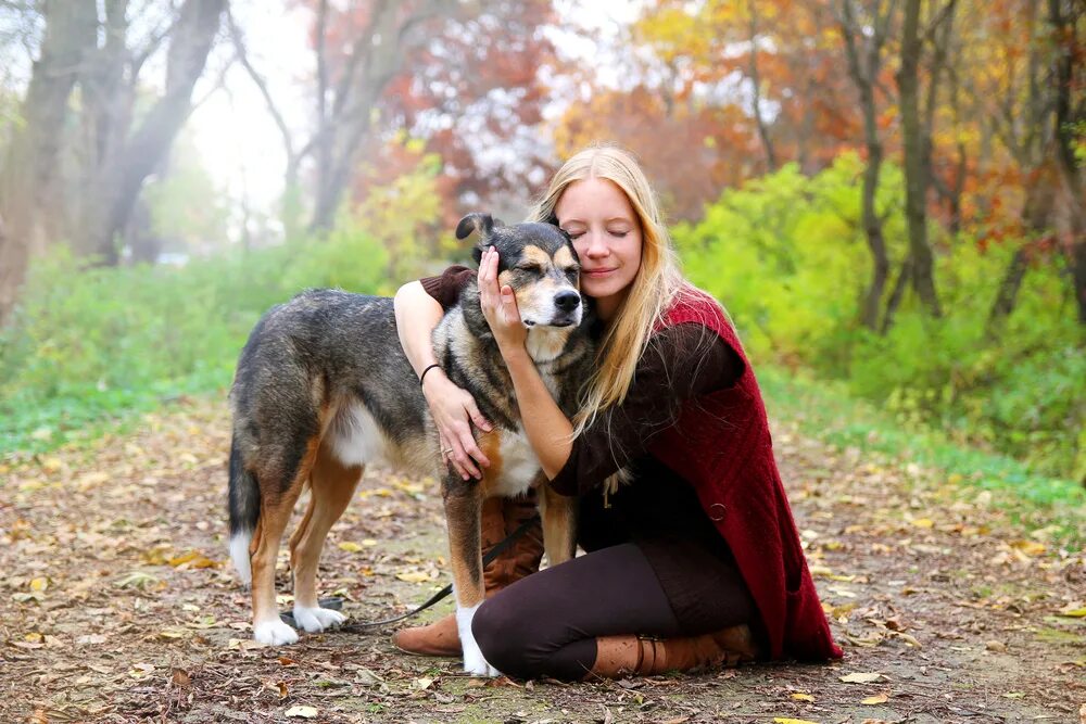 Pet age. Женщина обнимает собаку. Немецкая овчарка с хозяйкой. Девушка в обнимку с собакой. Девушка с овчаркой.