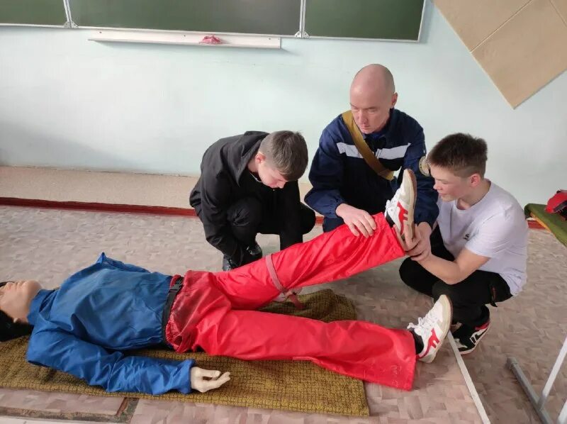 Спасение группа помощи. Спасение группа помощи. Спасение группа помощи. Аварийно-спасательные работы мчс. Спасатель.