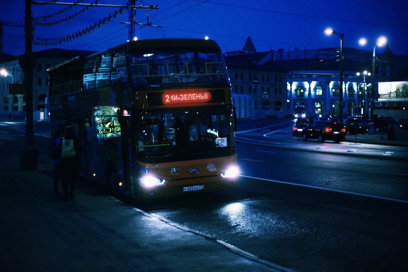 Автобус ночью. Красивый автобус. Вечер автобус. Общественный транспорт ночью. Вечерние автобусные экскурсии