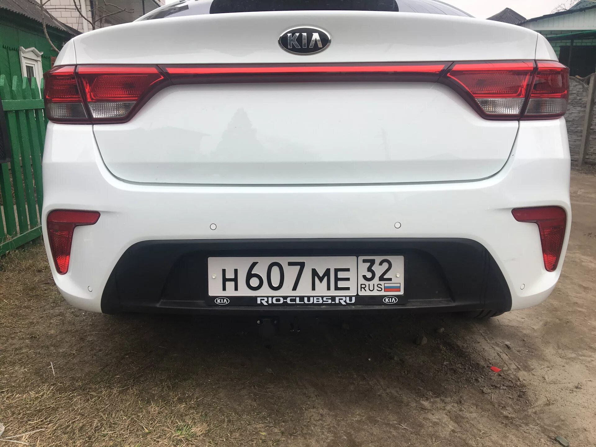 Киа рио парктроники задние. Парктроник Kia Rio 4. Парктроник задний Kia Rio 4. Парктроник Киа Рио 4 заводской. Передний парктроник Kia Rio 4.