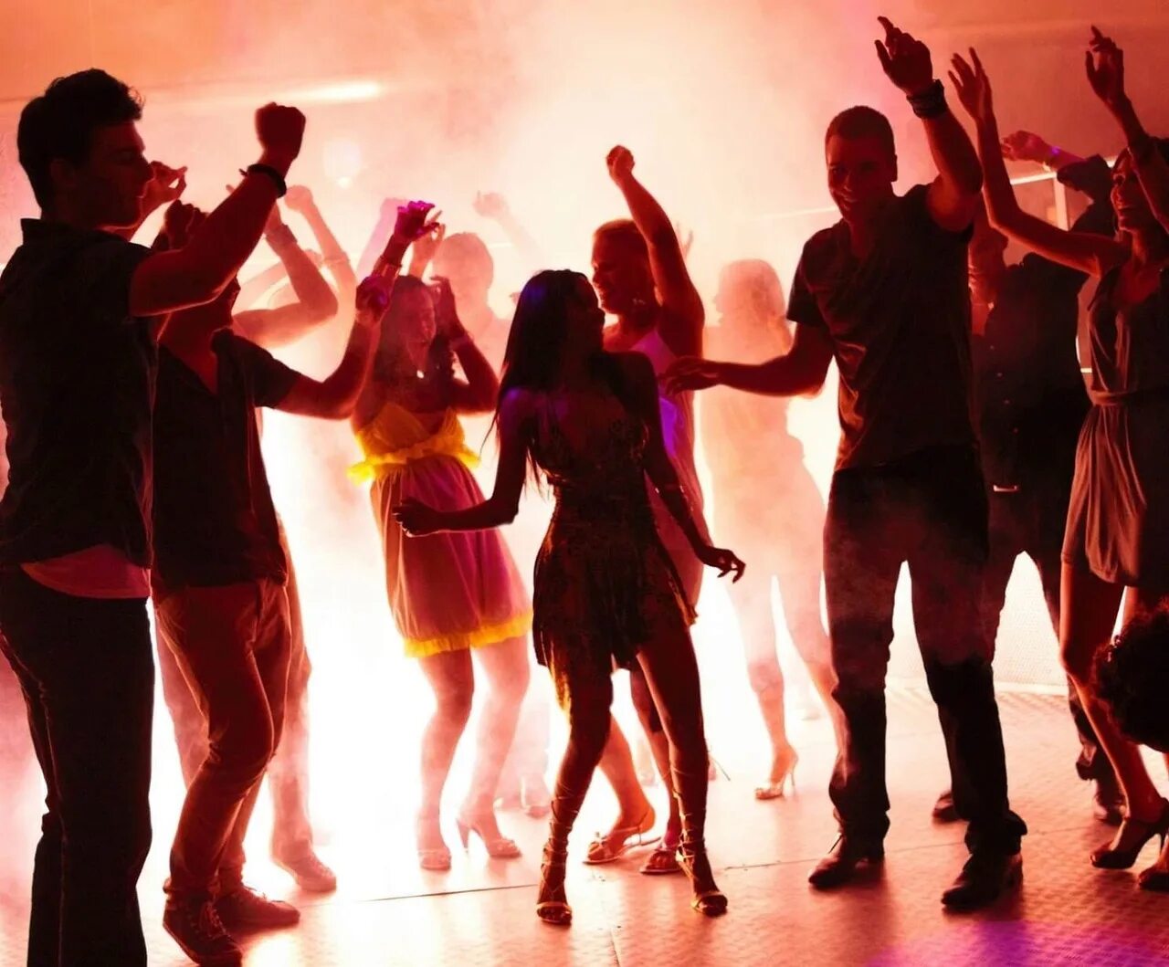 Фон где танцуют. Танцы в клубе. Вечеринка танцуют. Девушка танцует на дискотеке. Молодые люди танцуют.