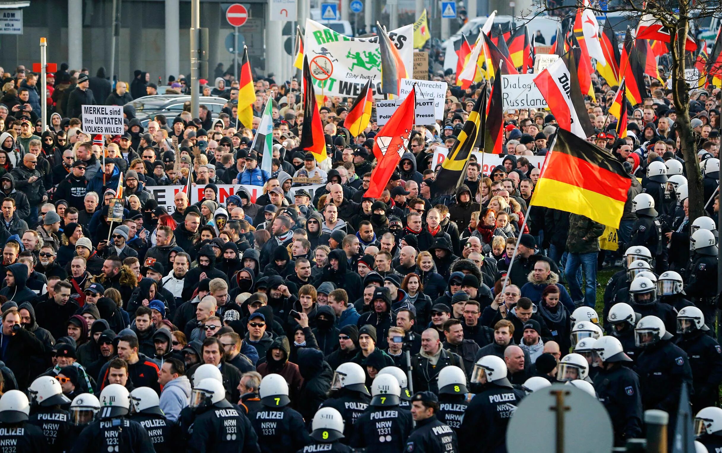 Митинги в Германии. ПЕГИДА движение в Германии. Протесты в Германии. Протесты против мигрантов в Германии. Мигранты митинги