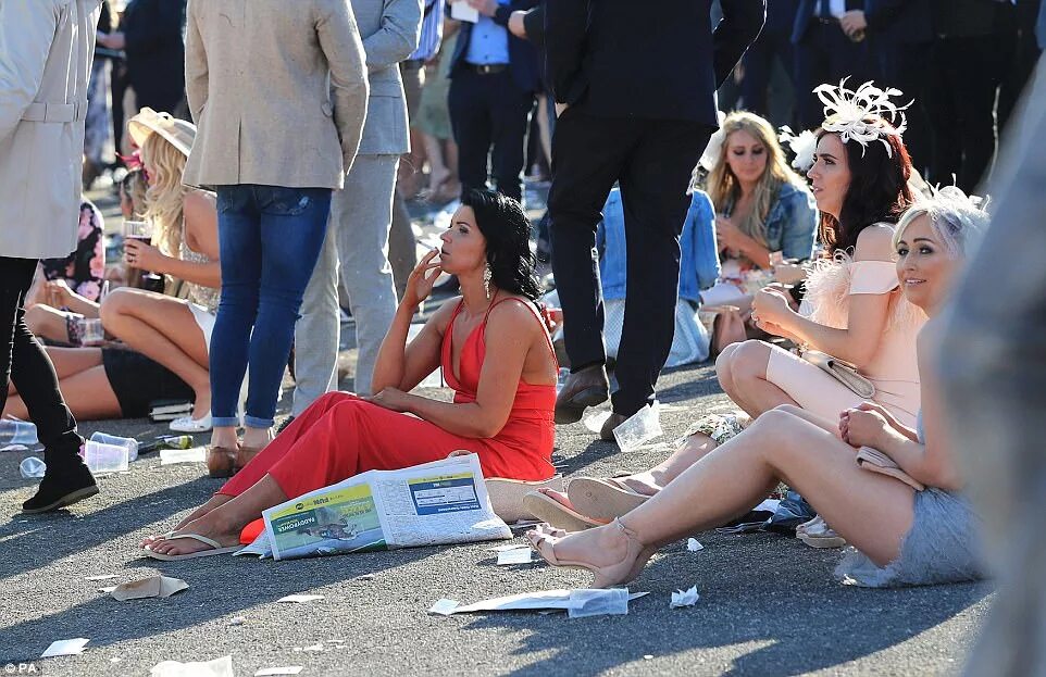 Вызывающий вид девушки. Вызывающее поведение девушек. Леди дэй в англии. Coachella стиль одежды. Бабы гуляют.