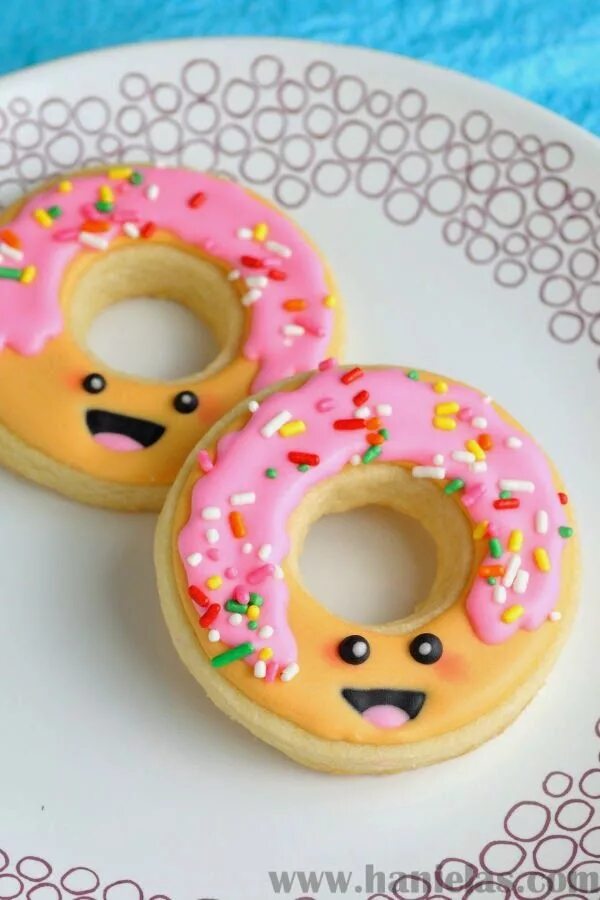 Украшение торта пончиками. Милый пончик. Украшение пончиков. Donut cookie cake. Пряник в виде пончика.