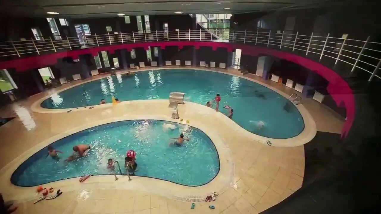 Свежий ветер дмитров бассейн. Отель курово дмитров. Свежий ветер отель бассейн. Свежий ветер отель в подмосковье. Деревня курово свежий ветер.