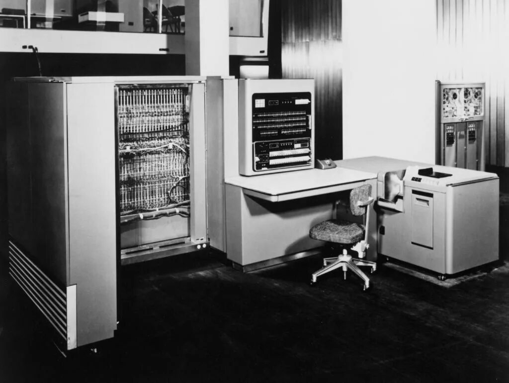 IBM 701. Компьютер ИБМ 701. IBM 650 компьютер. Машина  IBM-701. Электронный компьютер электронная машина