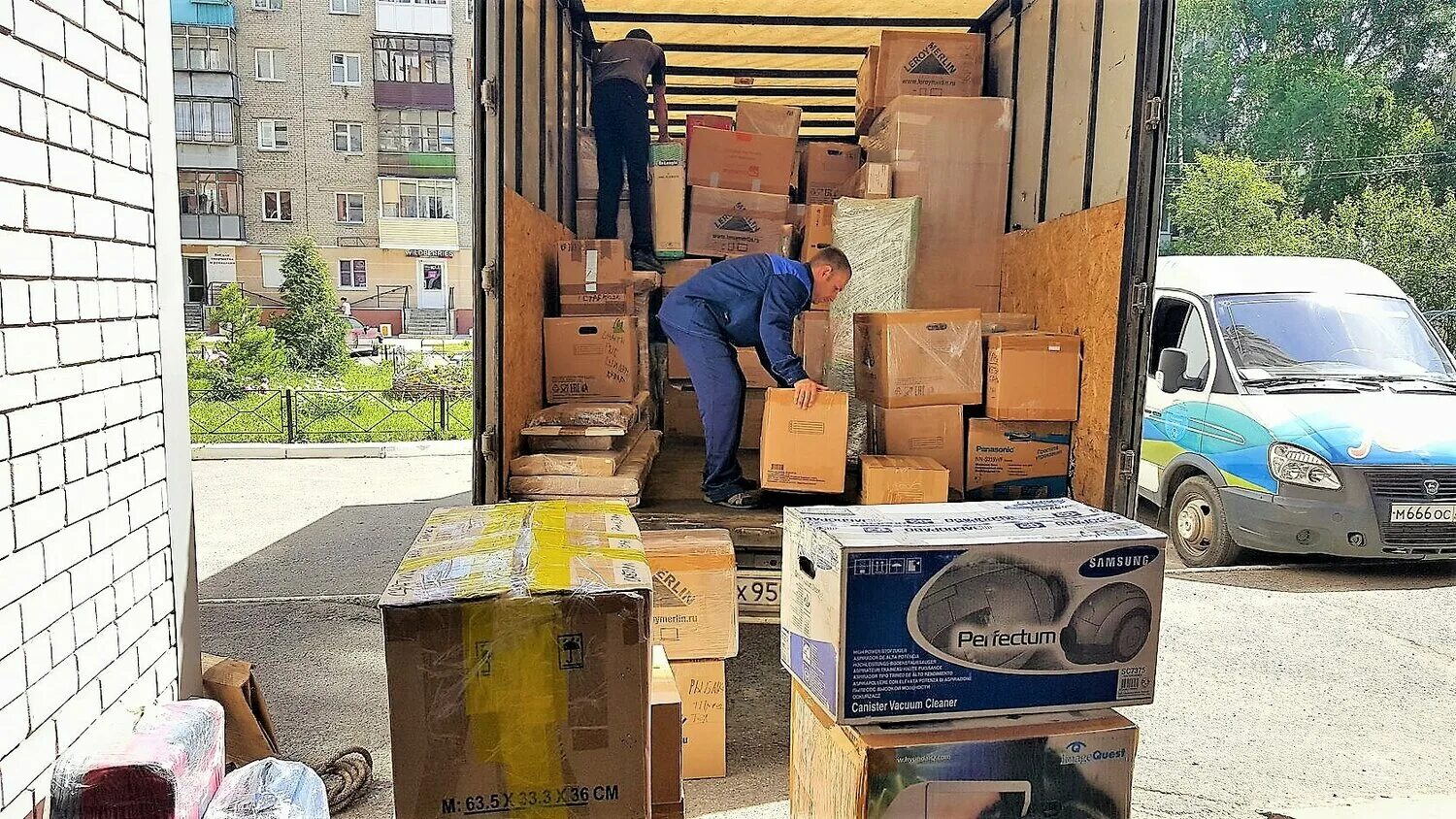 дачный переезд. домашний переезд. разгрузка товара на складе. машина для перевозки вещей. машина для перевозки вещей.