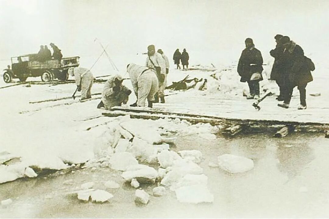 Блокадный Ленинград Ладога дорога жизни. Блокада Ленинграда Ладога. Блокада Ленинграда Ладожское озеро дорога жизни. Ладожская дорога жизни 1941. Ледовая на ладоге