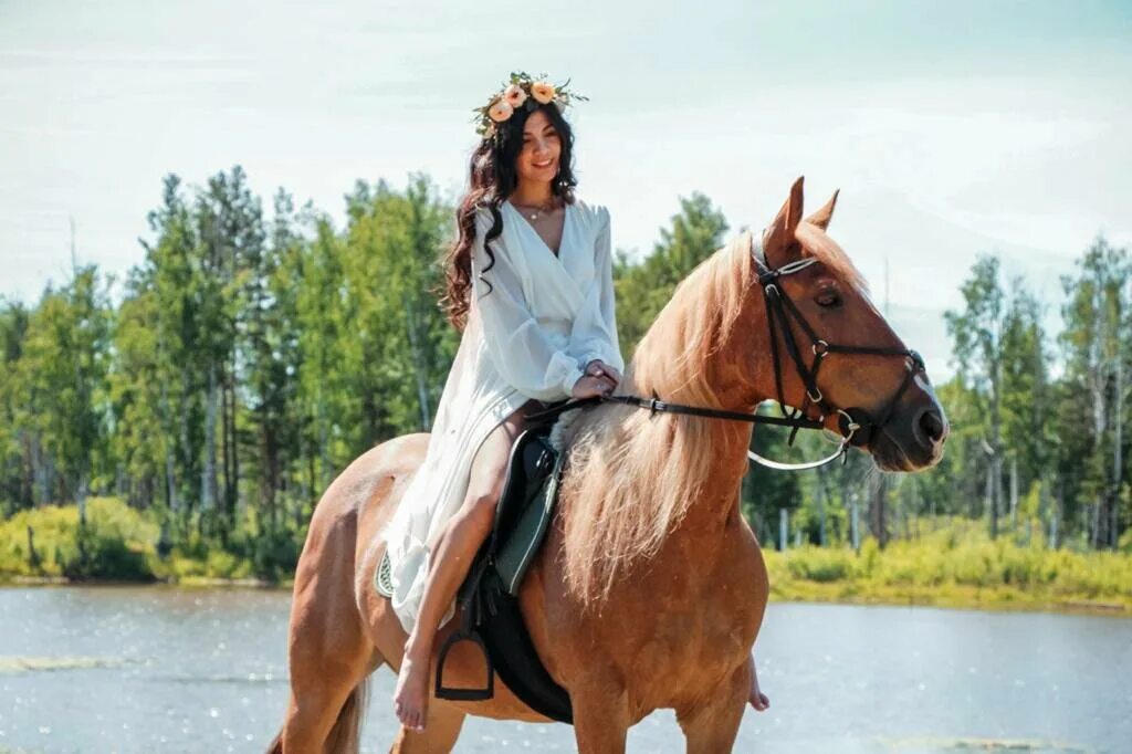 Конь г 5. Конный клуб движение Нижний Тагил. Свадебная фотосессия с лошадьми. Свадебная фотосессия с лошадьми летом.