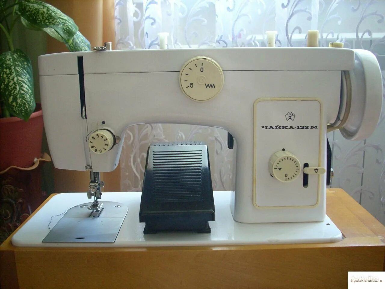 Швейная машинка чайка 132м педальная. Швейная машинка chayka 134 a. Швейная машинка чайка 2м. Чайка 143 подольская швейная машина. Чайка 142м строчка зигзагом.
