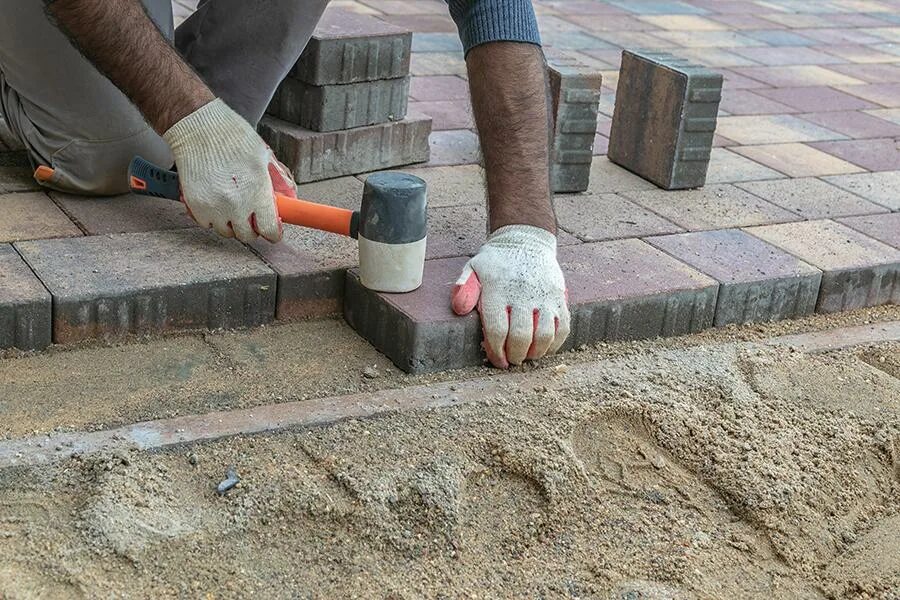 Укладка тротуарной плитки под ключ область. Укладка тротуарной плитки. Монтаж тротуарной плитки. Укладка брусчатки. Выложить брусчатку.