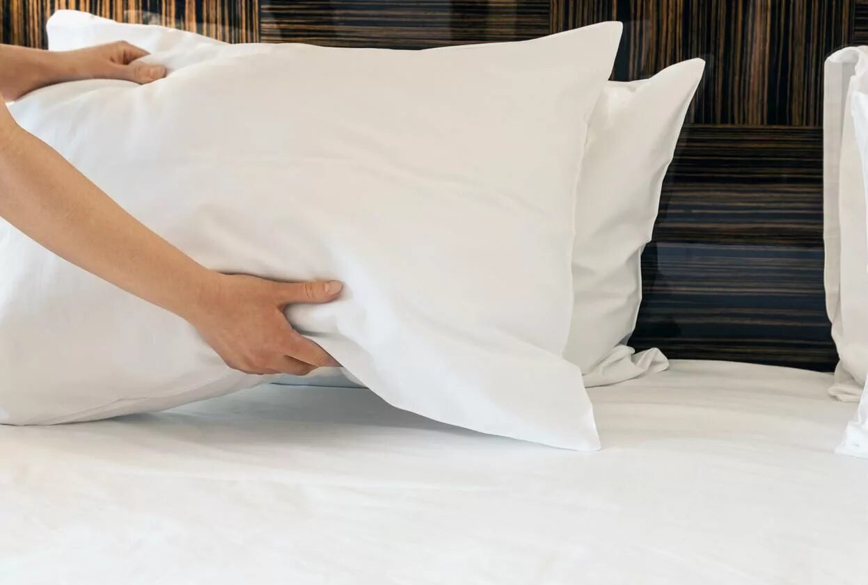 Можно ли подушку. Взбить подушку. Подушка на постели. Подушка рука. Под подушкой.