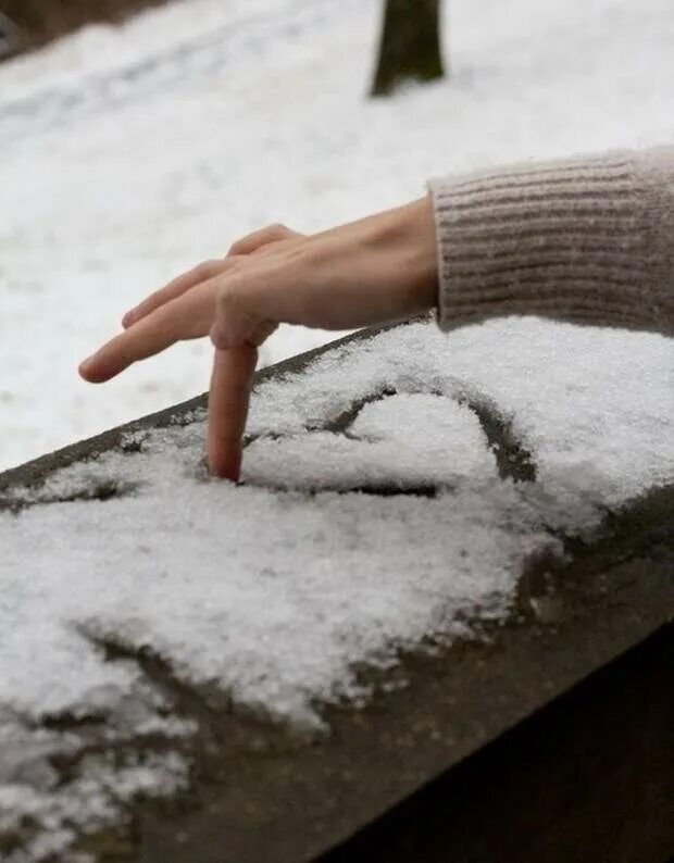 Тают руки тают губы. Руки зимой. Снег на ладони. Снег в руках. Снег в ладошках.