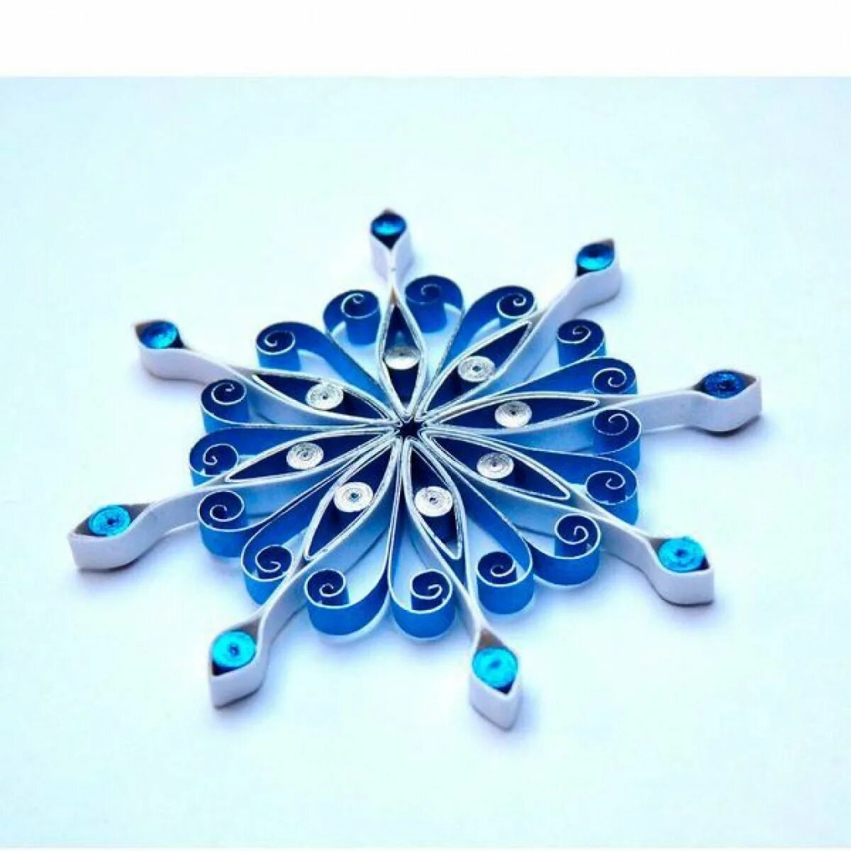 Как сделать оригинальную снежинку. Необычные снежинки из бумаги. Необычные объемные снежинки. Как сделать оригинальную снежинку. Квиллинг снежинки.