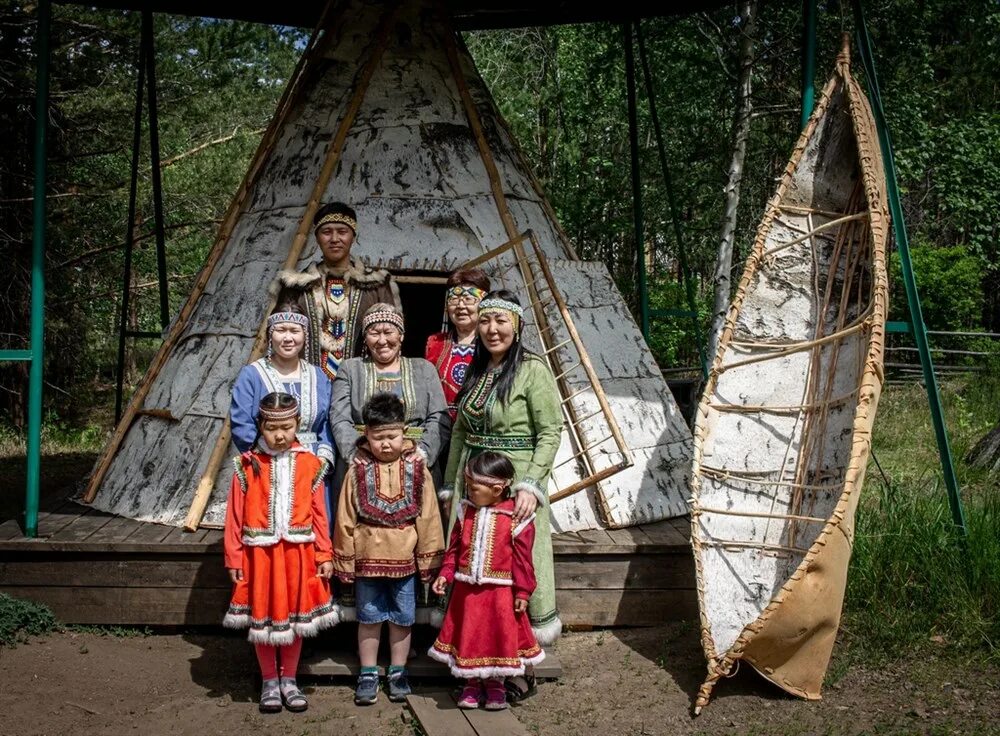 Народы проживающие в красноярске. Народ эвенки Красноярский край. Красноярский край эвенки народы севера. Народы Забайкалья эвенки. Этнодеревня шорцев.