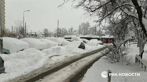 Двор занесен снегом
