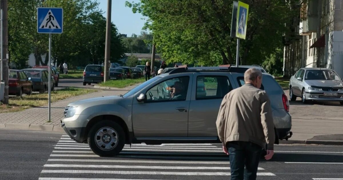 Водитель стал пешеходом. Пешеход нарушает. Водитель стал пешеходом. Человек перебегает дорогу. Водитель стал пешеходом.