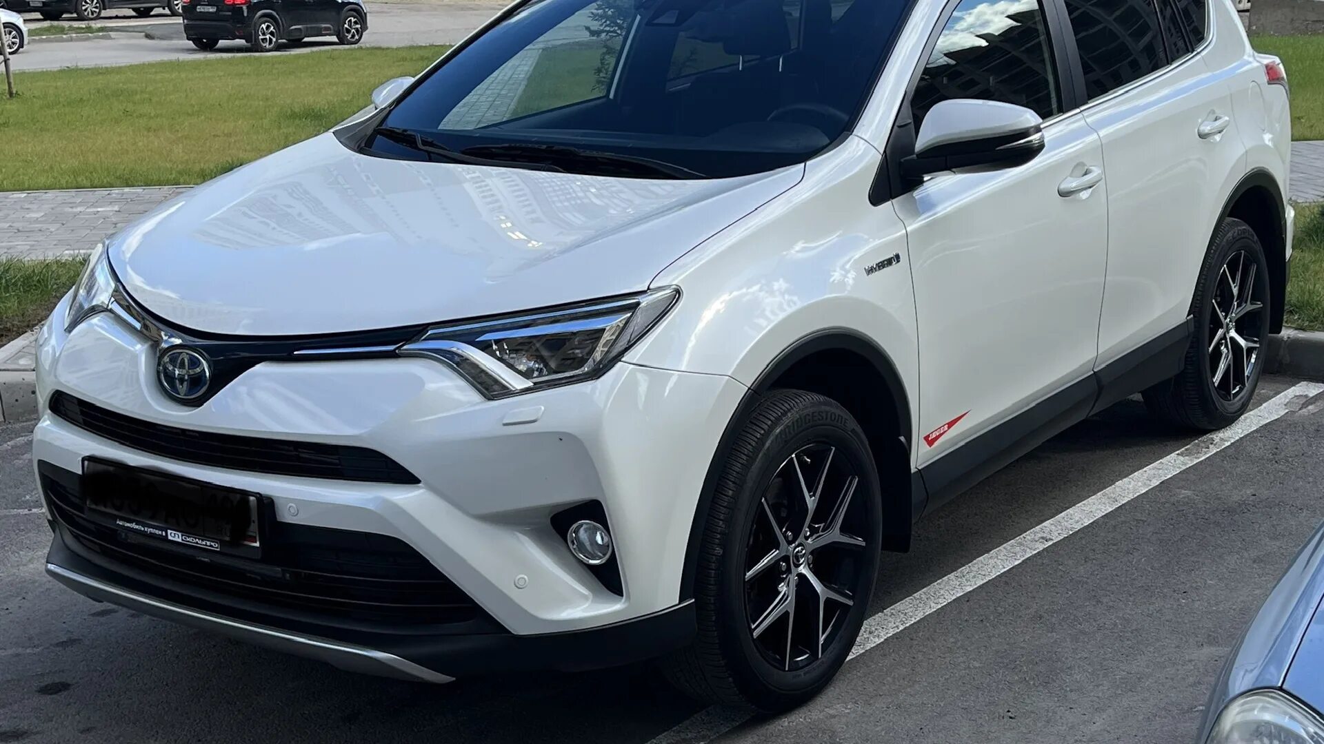 Toyota rav4 Hybrid 2018 черно серый. Тойота рав 4 гибрид21год. Тойота рав 4 2018 2.5 автомат полный привод белый. Toyota rav4 2018 коробка.