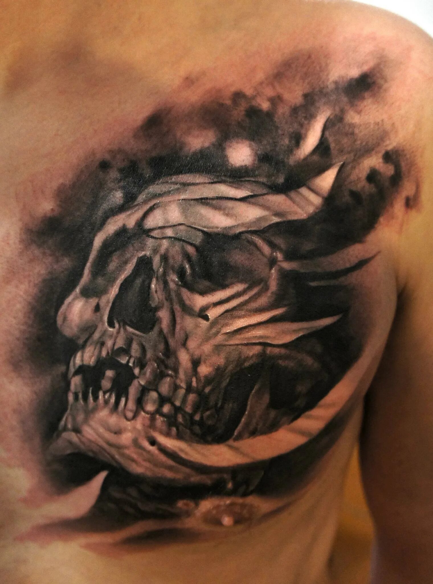 Череп под кожей. Тату черепов. Тату череп на груди. Демонические тату. Тату череп на животе мужские.