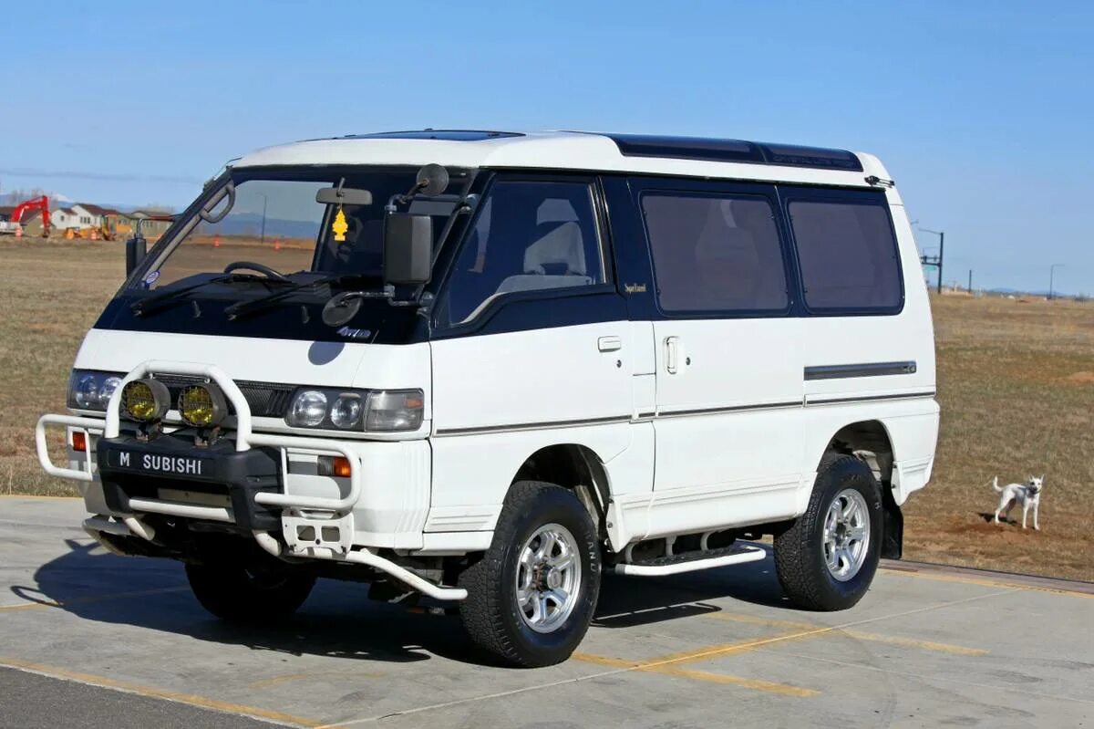 Delica поколения. Mitsubishi Delica 4x4. Мицубиси Делика 4. Митсубиси л300. Mitsubishi l300 Делика.