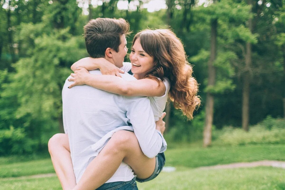 Любовь ведьмы дорама. Girl's love story. Girl's love story. Love story красивые парочки. Парная фотосессия в парке.