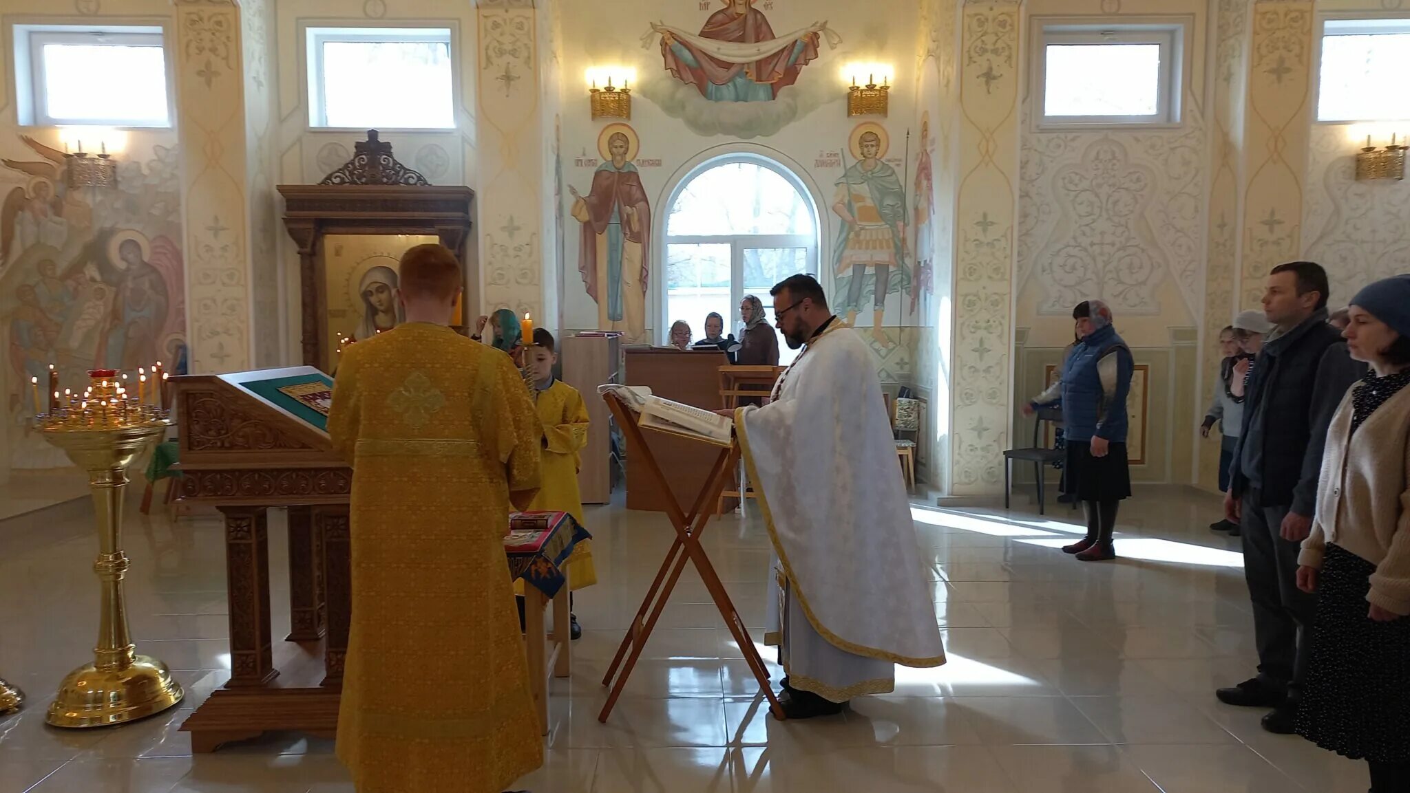 Кирилл подарил плащаницу храму христа спасителя. Служба в церкви в субботу. Пасха 2021 храм христа патриархия. Мощи пресвятой богородицы. Родительская суббота в храме.