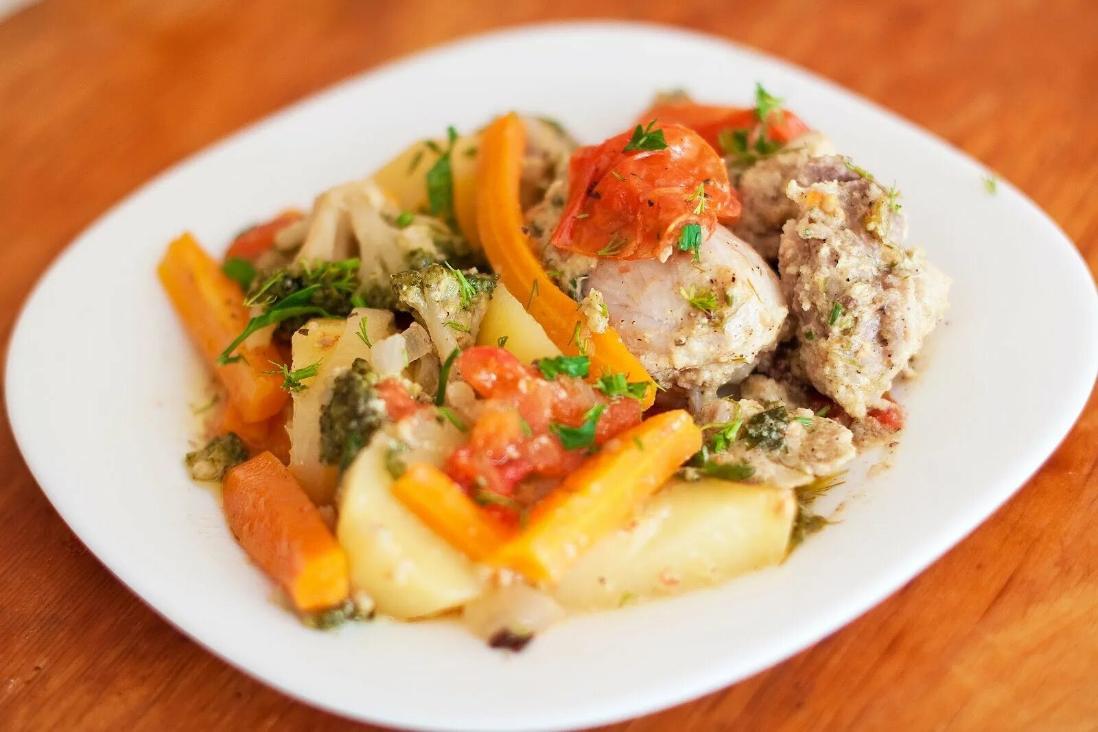 Куриные грудки с картошкой и овощами. Курица с овощами. курица тушеная с овощами. куриное филе тушеное с овощами. гарнир к курице.