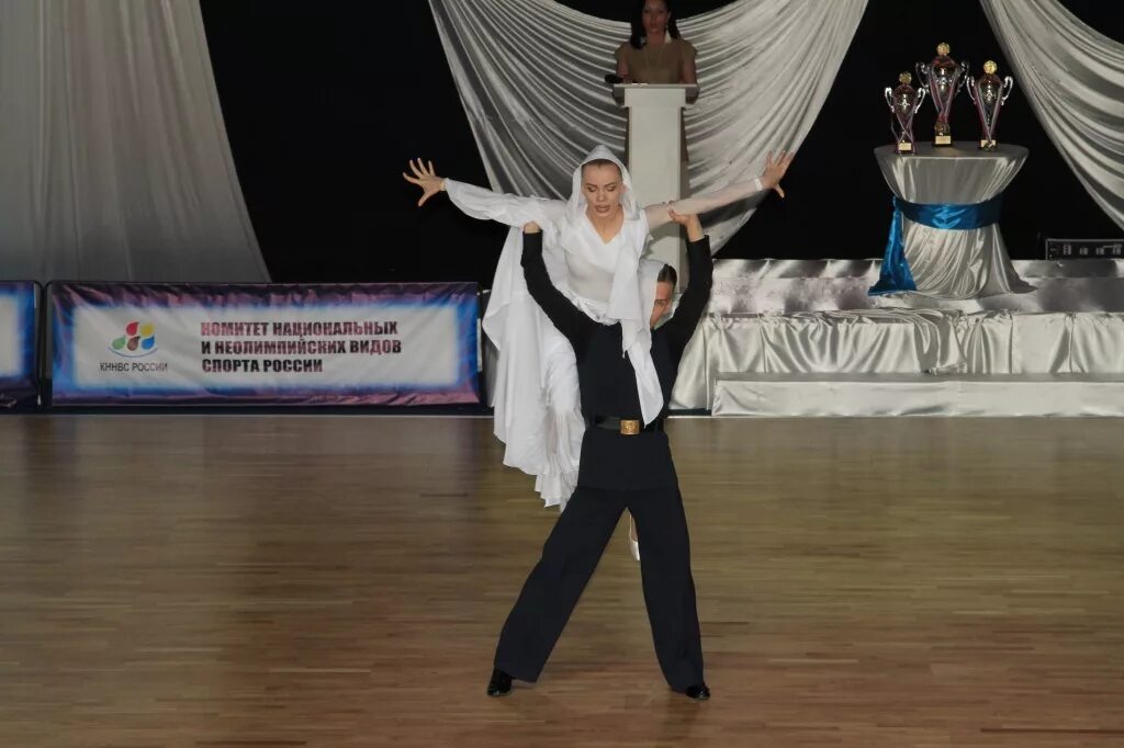 тренер спортивным танцам. тренер по танцам. тренер по танцам. спортивные танцы занятия. бальные танцы.