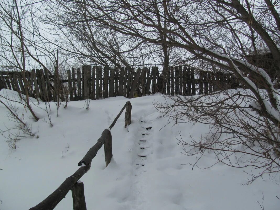 Тропинка в сугробах. Тропинка узенькая вьётся через сугробы нот. Зимняя тропинка. Снежные дорожки. Зимний лес.