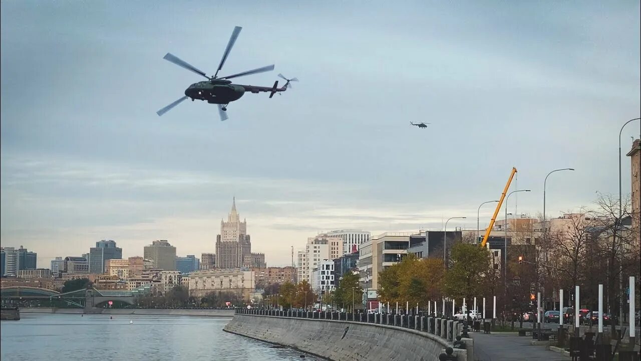 Вертолеты над москвой 14.03 2024. Вертолет над москвой. полет над москвой. туристический вертолет над москвой. ми-8 вертолёт над москвой.