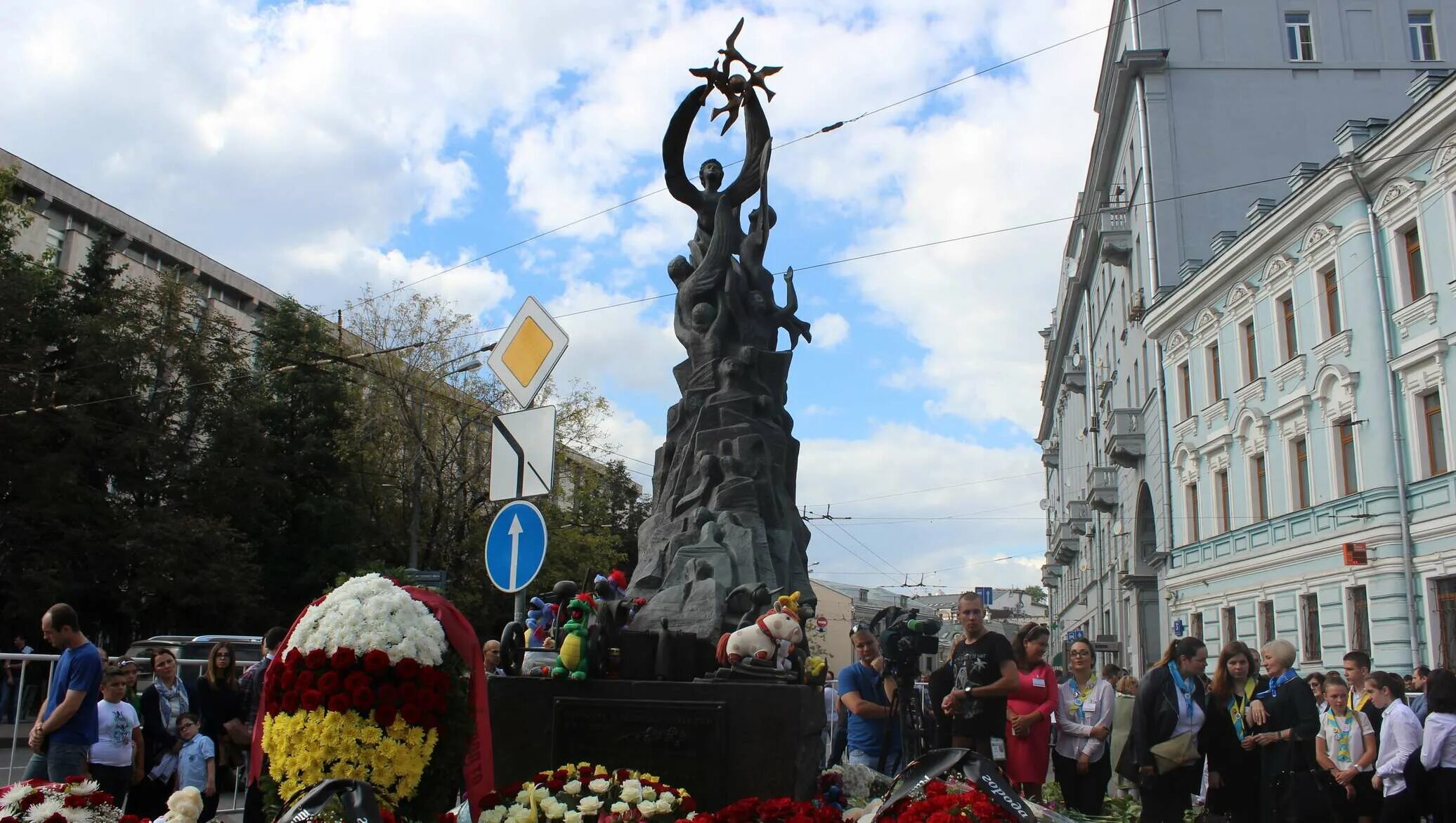 Памятник жертвам Беслана в Москве. Церетели памятник жертвам Беслана. Памятник детям Беслана в Москве. Памятник жертвам Беслана в Москве на Солянке. Памятник жертвам беслана