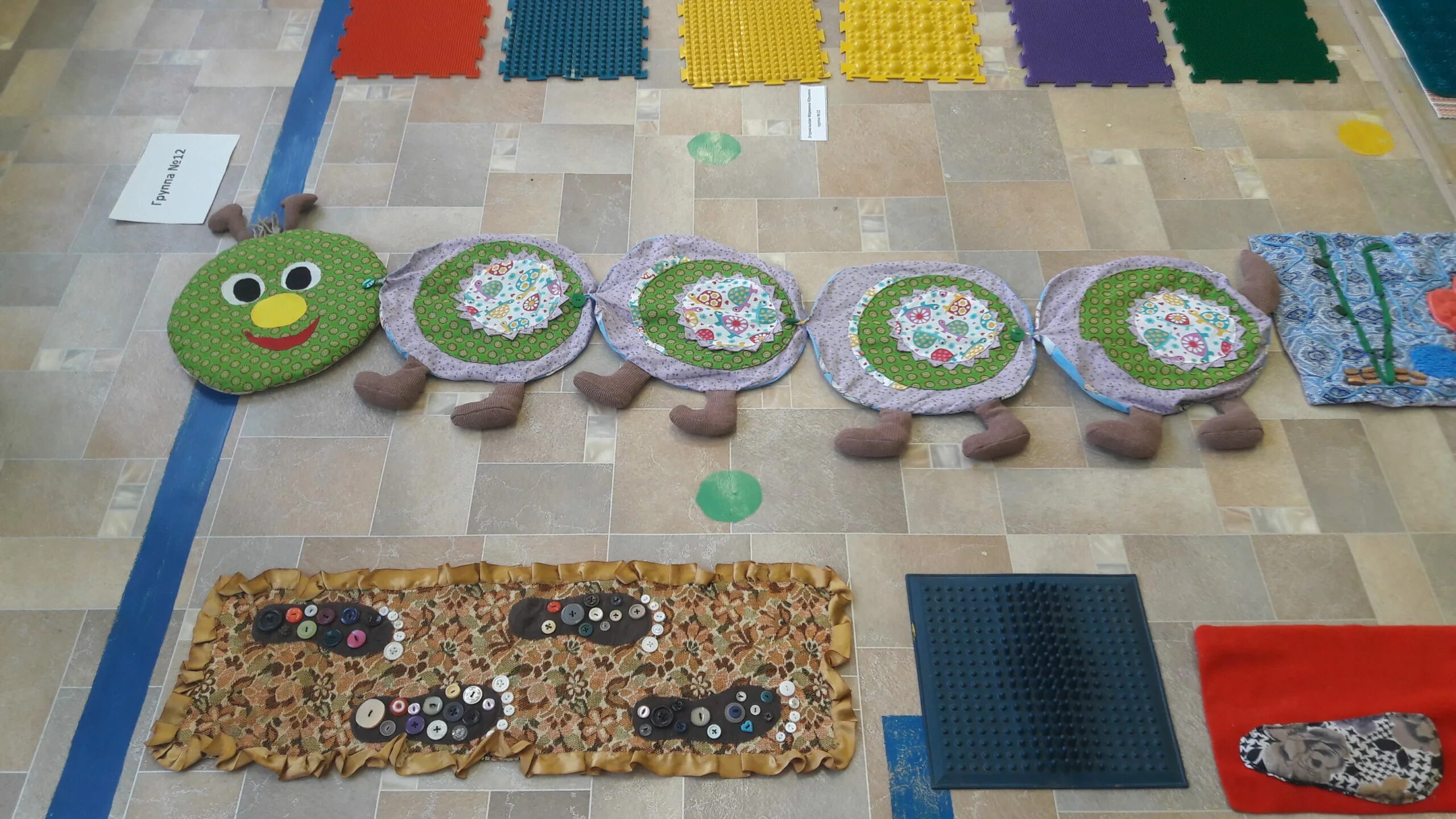 массажные дорожки на участке. дорожка в детский сад. массажные дорожки для детского сада. дорожка здоровья для детей в детском саду. дорожка в сад.