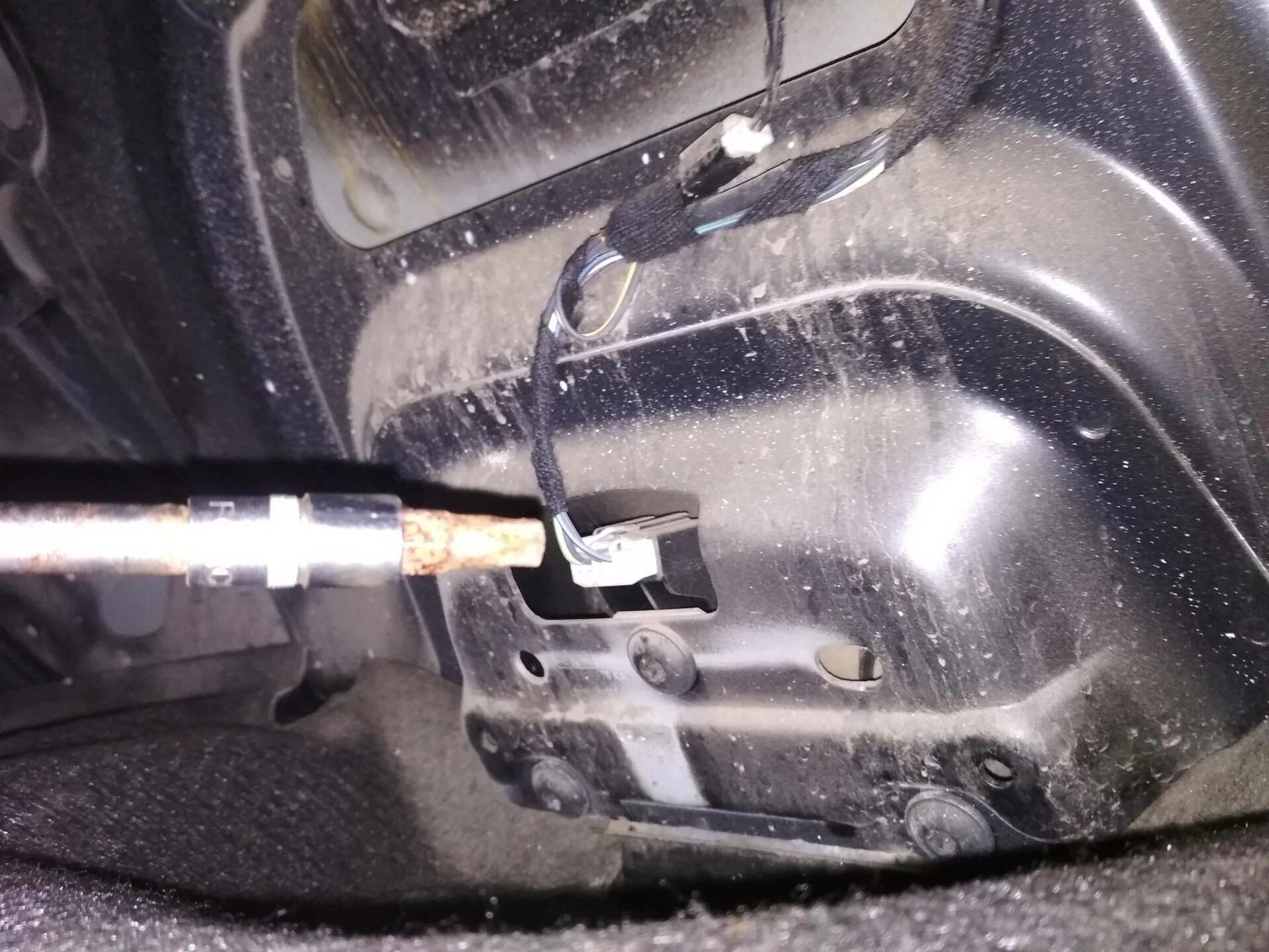 Провода на багажник форд фокус 2 седан. Штекер кнопки багажника форд фокус 2. Открывание багажника форд фокус 2 седан. Соленоид открывания багажника форд фокус 2 седан. Аварийное открывание багажника форд фокус 2.